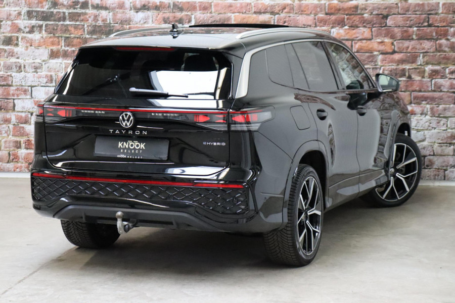 Volkswagen Tayron 1.5 eHybrid R-Line Edition / Panoramadak / Trekhaak / Harman Kardon / Adaptieve Cruise Control / Stoel- en stuurverwarming / Head-Up Display / Massagestoelen / LED / Rondomzicht Camera / 20 Inch / Sfeerverlichting / Keyless Entry