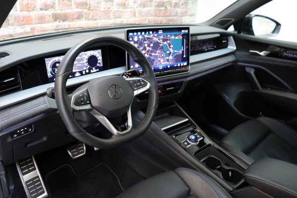 Volkswagen Tayron 1.5 eHybrid R-Line Edition / Panoramadak / Trekhaak / Harman Kardon / Adaptieve Cruise Control / Stoel- en stuurverwarming / Head-Up Display / Massagestoelen / LED / Rondomzicht Camera / 20 Inch / Sfeerverlichting / Keyless Entry