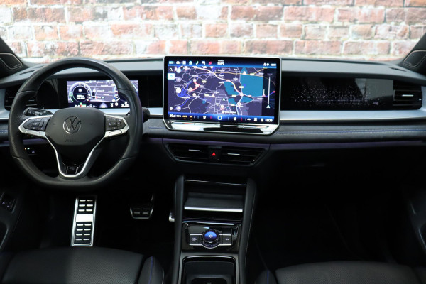 Volkswagen Tayron 1.5 eHybrid R-Line Edition / Panoramadak / Trekhaak / Harman Kardon / Adaptieve Cruise Control / Stoel- en stuurverwarming / Head-Up Display / Massagestoelen / LED / Rondomzicht Camera / 20 Inch / Sfeerverlichting / Keyless Entry