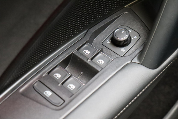 Volkswagen Tayron 1.5 eHybrid R-Line Edition / Panoramadak / Trekhaak / Harman Kardon / Adaptieve Cruise Control / Stoel- en stuurverwarming / Head-Up Display / Massagestoelen / LED / Rondomzicht Camera / 20 Inch / Sfeerverlichting / Keyless Entry