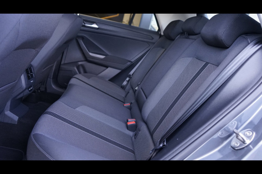 Volkswagen T-Roc 1.5 TSI Life AUTOMAAT|ACC|BEATS|CAMERA|CARPLAY|DAB|KEYLESS|STOEL STUURVERWARMING