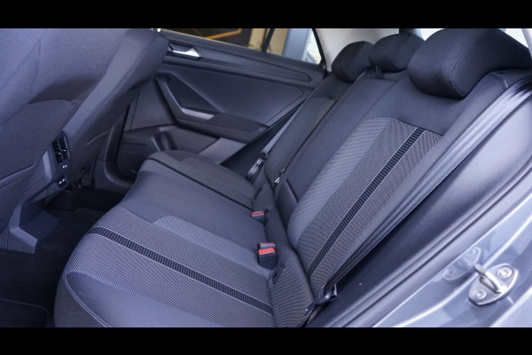 Volkswagen T-Roc 1.5 TSI Life AUTOMAAT|ACC|BEATS|CAMERA|CARPLAY|DAB|KEYLESS|STOEL STUURVERWARMING