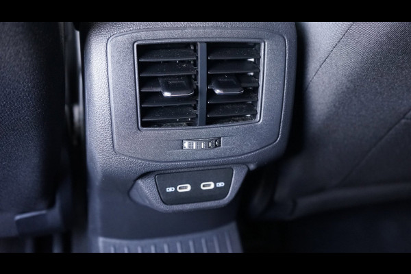 Volkswagen T-Roc 1.5 TSI Life AUTOMAAT|ACC|BEATS|CAMERA|CARPLAY|DAB|KEYLESS|STOEL STUURVERWARMING