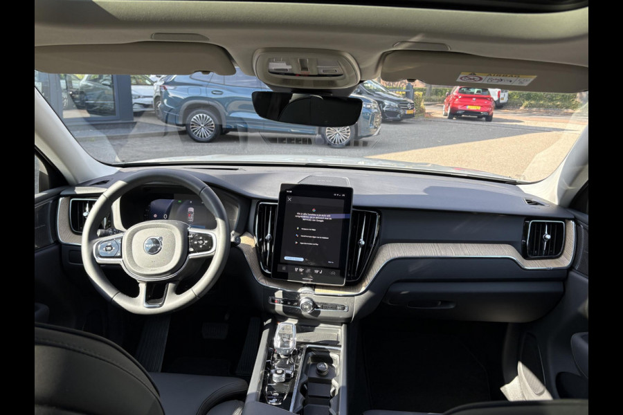 Volvo XC60 2.0 T6 Plug-in hybrid AWD Plus Dark VAN €56.900,- VOOR €54.877,-|  HEAD-UP DISPLAY | 2026!| HARMAN KARDON| PANO| MEMORY STOELEN| PILOT ASSIST| 360 CAMERA|