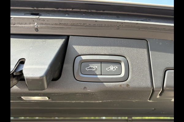 Volvo XC60 2.0 T6 Plug-in hybrid AWD Plus Dark VAN €56.900,- VOOR €54.877,-|  HEAD-UP DISPLAY | 2026!| HARMAN KARDON| PANO| MEMORY STOELEN| PILOT ASSIST| 360 CAMERA|