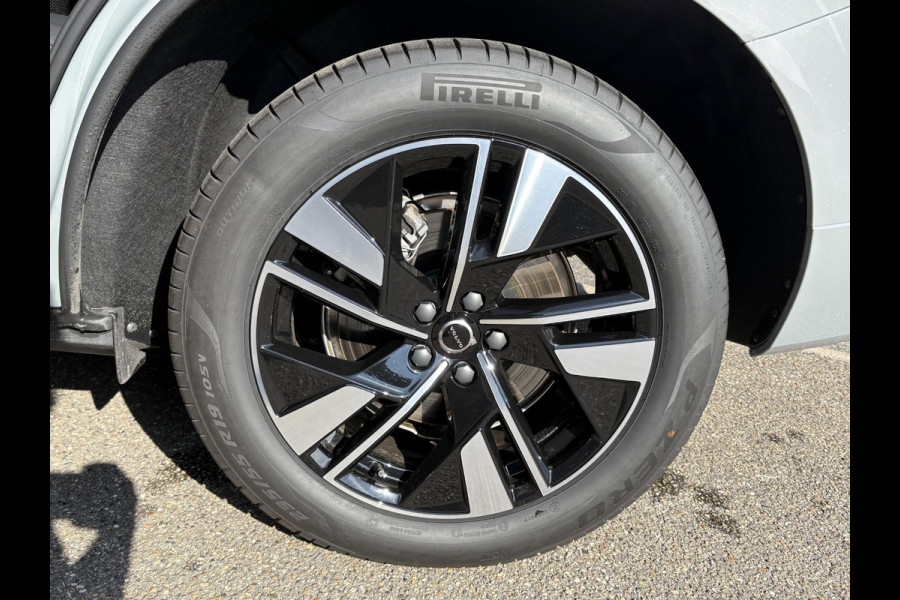 Volvo XC60 2.0 T6 Plug-in hybrid AWD Plus Dark VAN €56.900,- VOOR €54.877,-|  HEAD-UP DISPLAY | 2026!| HARMAN KARDON| PANO| MEMORY STOELEN| PILOT ASSIST| 360 CAMERA|