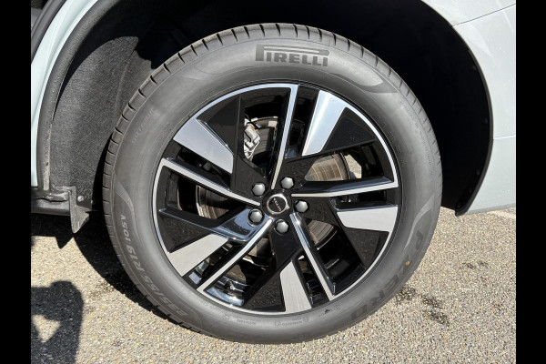 Volvo XC60 2.0 T6 Plug-in hybrid AWD Plus Dark VAN €56.900,- VOOR €54.877,-|  HEAD-UP DISPLAY | 2026!| HARMAN KARDON| PANO| MEMORY STOELEN| PILOT ASSIST| 360 CAMERA|