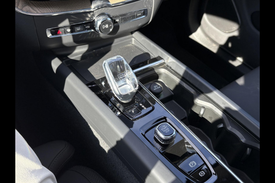 Volvo XC60 2.0 T6 Plug-in hybrid AWD Plus Dark VAN €56.900,- VOOR €54.877,-|  HEAD-UP DISPLAY | 2026!| HARMAN KARDON| PANO| MEMORY STOELEN| PILOT ASSIST| 360 CAMERA|