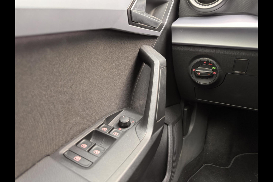 Seat Arona 1.5 TSI EVO FR Business Intense Plus | Trekhaak | Stoelverwarming | LM 17 inch | Full Led | Camera |