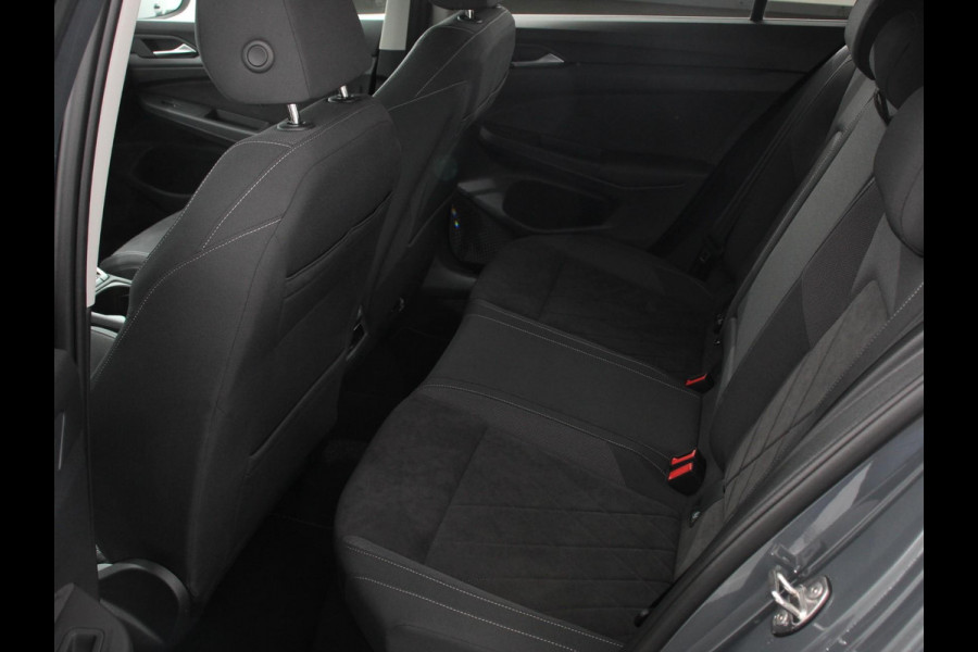 Volkswagen Golf 1.5 eTSI 150pk DSG Style Navigatie DAB Camera Lane Assist LED Adaptive Cruise Control Keyless Go Stoelverwarming Lichtmetalen Velgen
