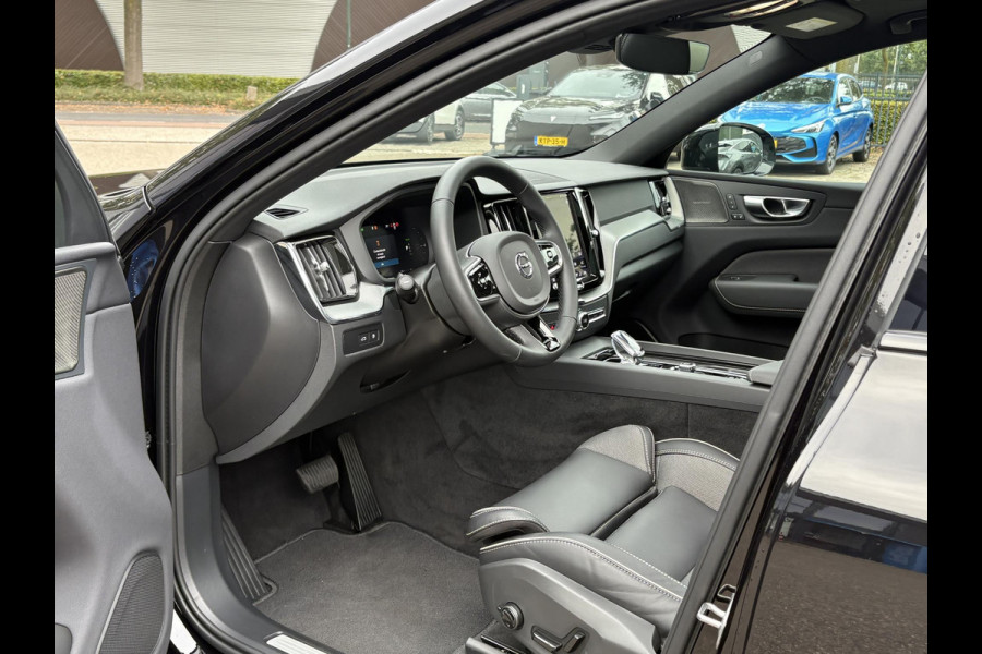 Volvo XC60 2.0 T8 Plug-in hybrid AWD Plus Black Edition VAN €52.900,- VOOR €49.877,- |  HARMAN KARDON| 360 CAMERA| PANO| MEMORY STOELEN| ACHTERBANK VERWARMD|