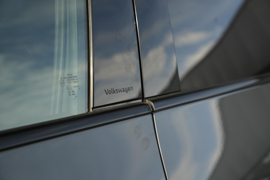Volkswagen Tiguan 1.5 eHybrid R-Line Business Pano Leer Massage NL auto
