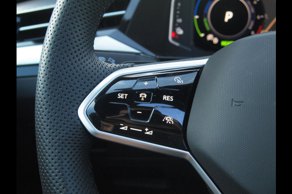 Volkswagen Arteon Shooting Brake 1.4 TSI eHybrid R-Line Business+ | Panoramadak | Trekhaak | Camera | Apple Carplay | Sfeerverlichting |