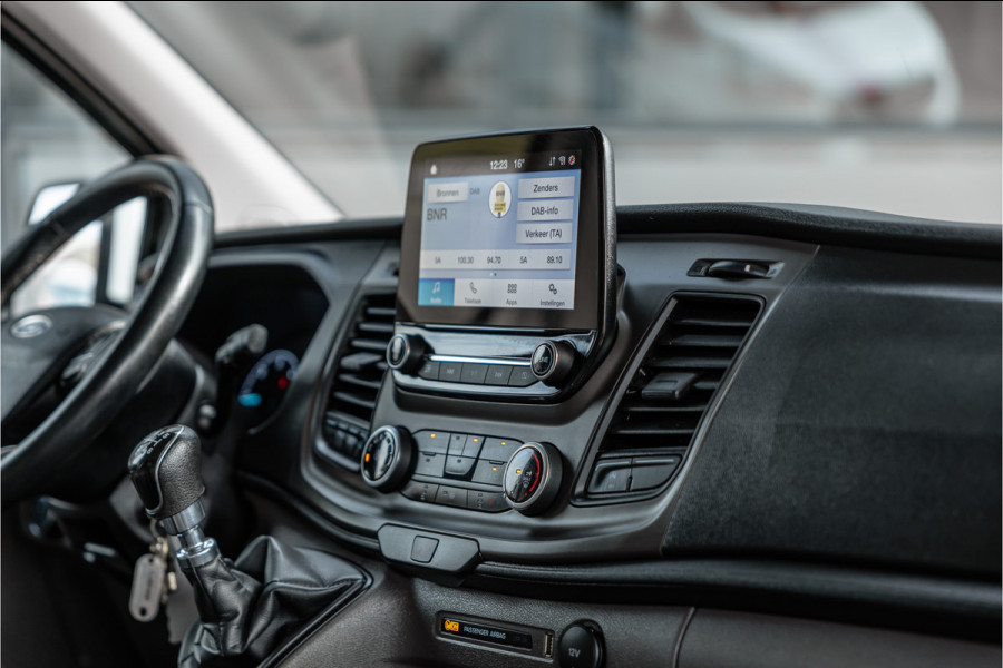 Ford Transit Custom 300 2.0 TDCI | Raptor Edition | CarPlay | Camera | Stoelverwarming | Trekhaak | Stoelverwarming | Airco | 3-Zitter | Nieuwe APK