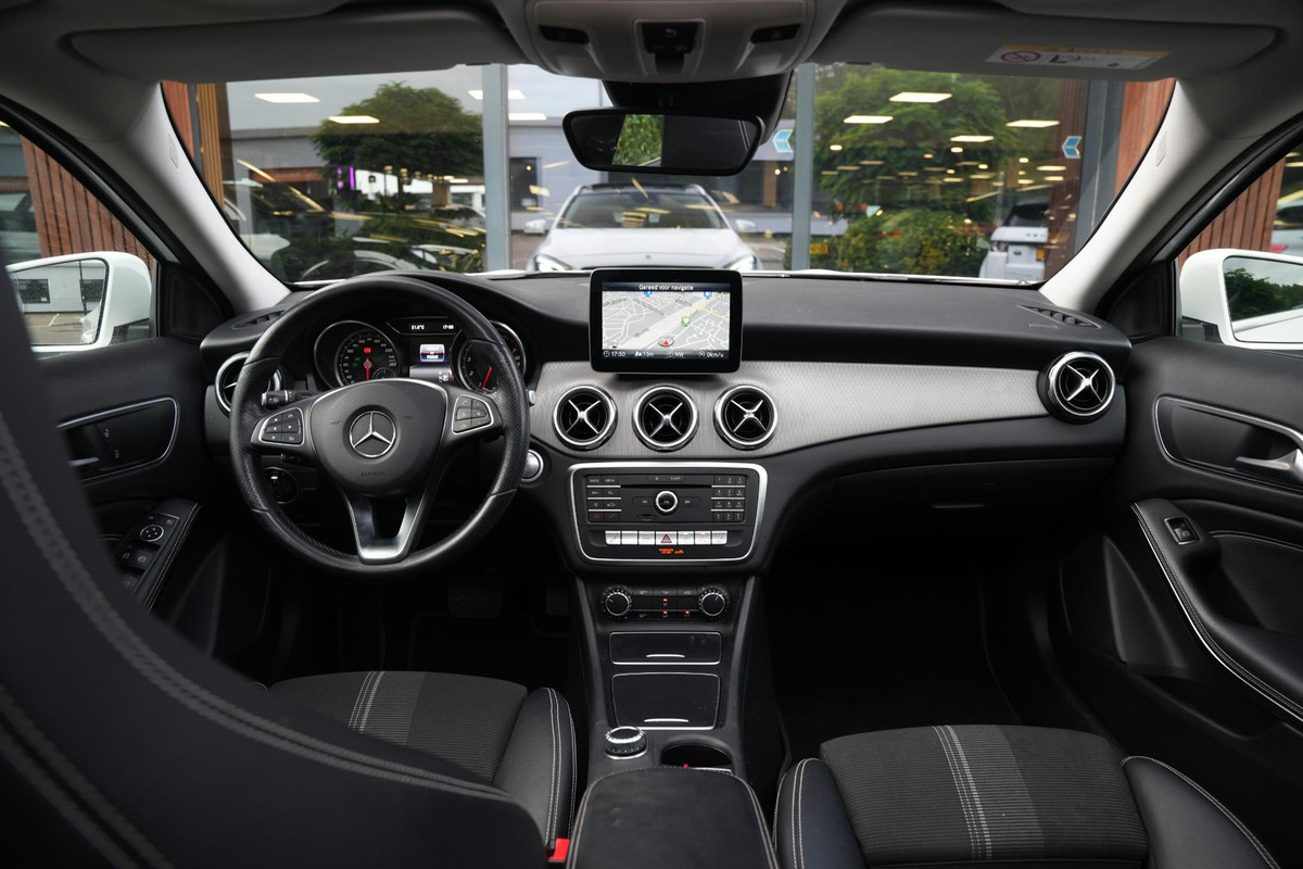 Mercedes-Benz GLA 180 Business Solution Pano Led