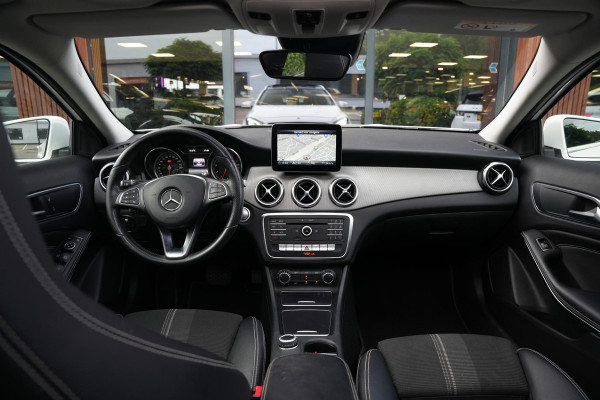 Mercedes-Benz GLA 180 Business Solution Pano Led