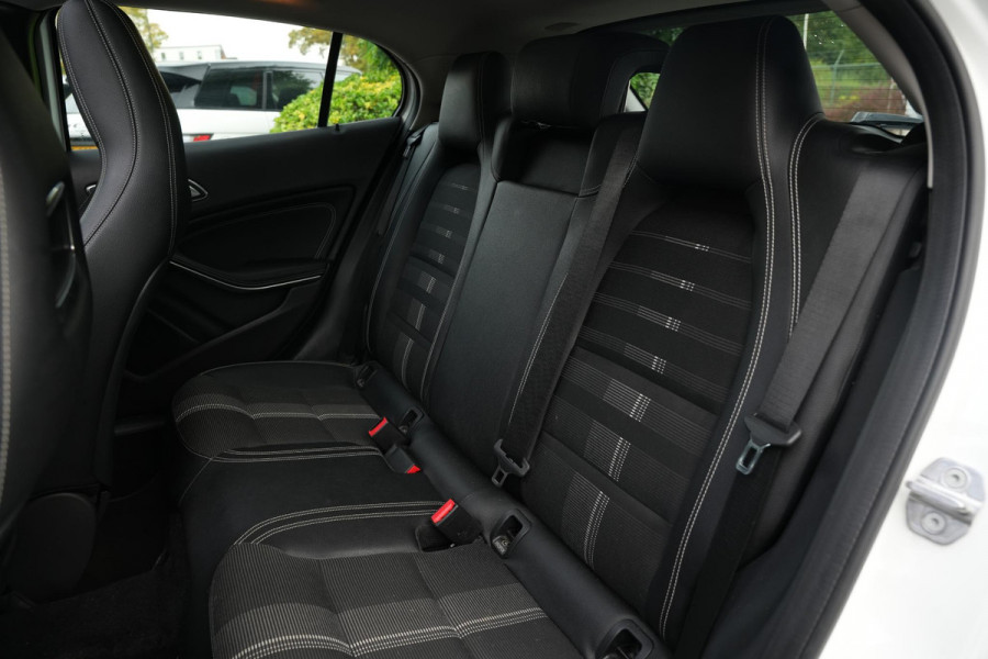 Mercedes-Benz GLA 180 Business Solution Pano Led