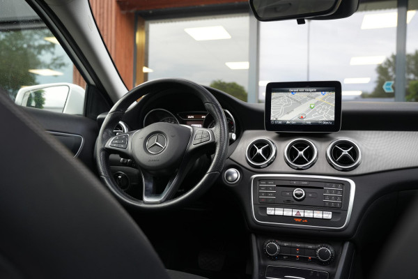Mercedes-Benz GLA 180 Business Solution Pano Led