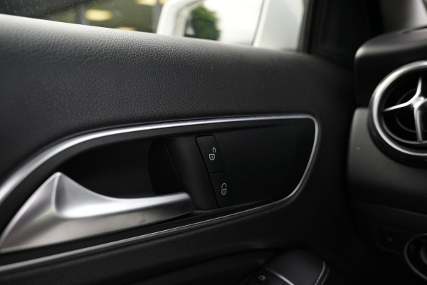 Mercedes-Benz GLA 180 Business Solution Pano Led