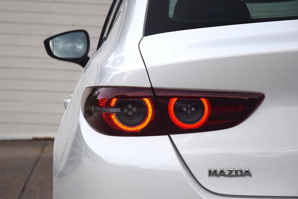 Mazda 3 2.0 e-SkyActiv-X M Hybrid 180 Luxury 360 CAMERA/LEDEREN BEKLEDING/FILE ASSISTENT