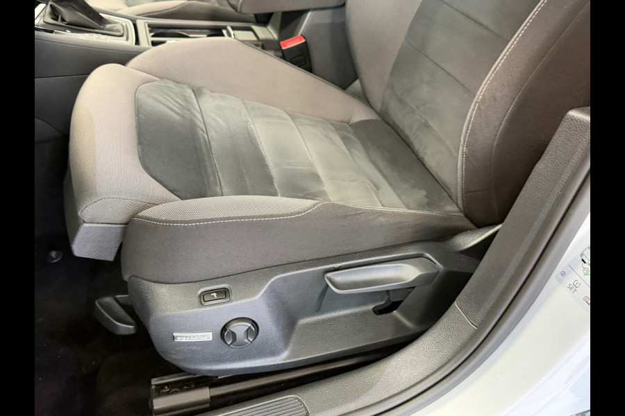 Volkswagen Golf 1.5 TSI Highline 150PK DSG NAVIGATIE LED ACC PDC V+A MASSAGESTOELEN