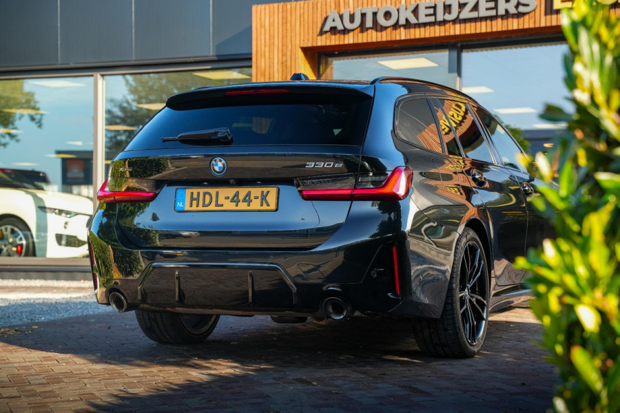 BMW 3 Serie Touring 330e xDrive M Pakket Panoramadak HUD Camera ACC Harman Kardon