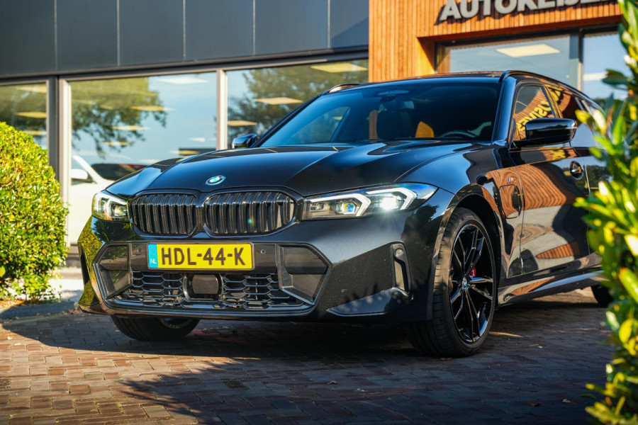 BMW 3 Serie Touring 330e xDrive M Pakket Panoramadak HUD Camera ACC Harman Kardon