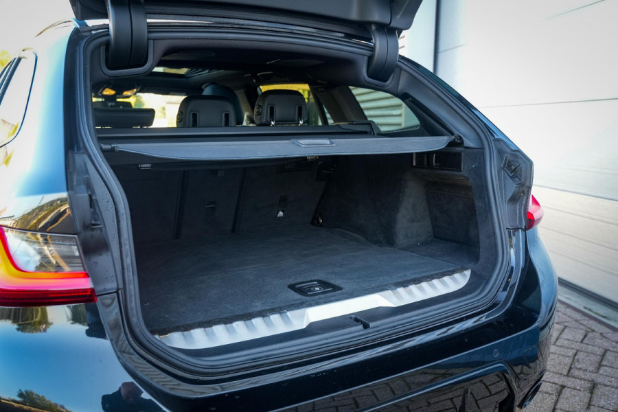 BMW 3 Serie Touring 330e xDrive M Pakket Panoramadak HUD Camera ACC Harman Kardon