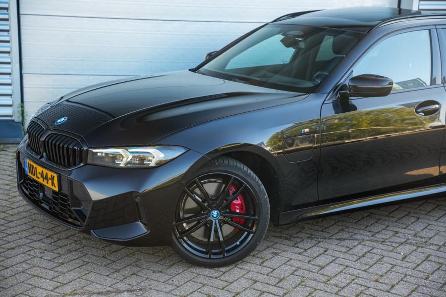 BMW 3 Serie Touring 330e xDrive M Pakket Panoramadak HUD Camera ACC Harman Kardon