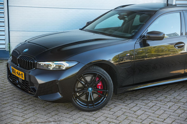 BMW 3 Serie Touring 330e xDrive M Pakket Panoramadak HUD Camera ACC Harman Kardon