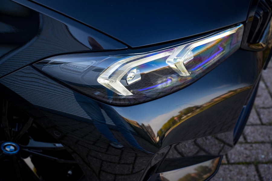 BMW 3 Serie Touring 330e xDrive M Pakket Panoramadak HUD Camera ACC Harman Kardon