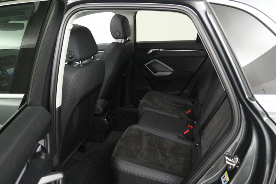 Audi Q3 35 TFSI Pro Line S (PANORAMADAK, TREKHAAK, STOELVERWARMING, CAMERA)