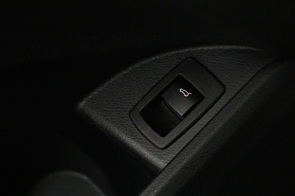 BMW X1 sDrive18i High Executive (SFEERVERLICHTING, NAVIGATIE, CRUISE CONTROL, DEALER ONDERHOUDEN)