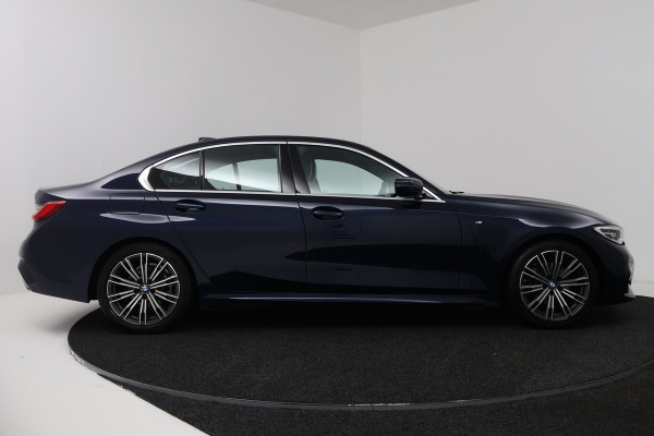 BMW 3-serie 320i High Executive M-sport(M-PAkKKET, CAMERA, STOELVERWARMING, SFEERVERLICHTING, DEALER ONDERHOUDEN)