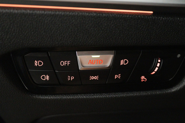 BMW 3-serie 320i High Executive M-sport(M-PAkKKET, CAMERA, STOELVERWARMING, SFEERVERLICHTING, DEALER ONDERHOUDEN)