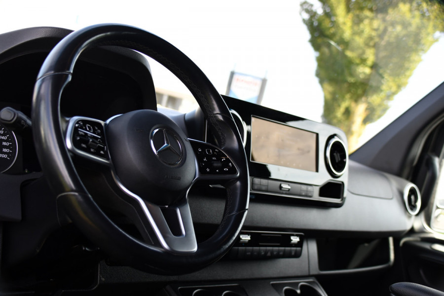 Mercedes-Benz Sprinter 319 1.9 CDI L2H2 AMG Black Edition Adaptieve Cruise, Carplay, 3500kg Trekhaak, Camera, LED, 190pk, 10,5'' Mbux, Sensoren, Leder, Standkachel. Automaat, Uniek!