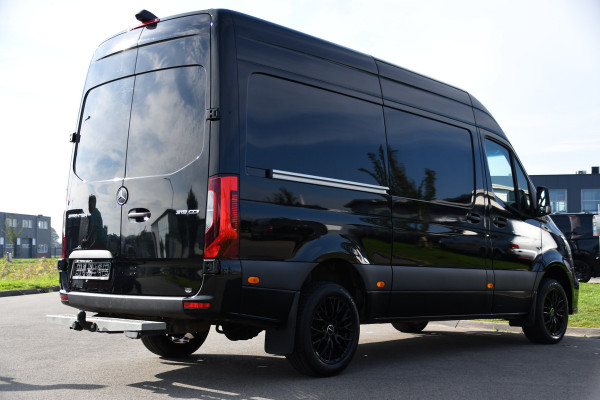 Mercedes-Benz Sprinter 319 1.9 CDI L2H2 AMG Black Edition Adaptieve Cruise, Carplay, 3500kg Trekhaak, Camera, LED, 190pk, 10,5'' Mbux, Sensoren, Leder, Standkachel. Automaat, Uniek!