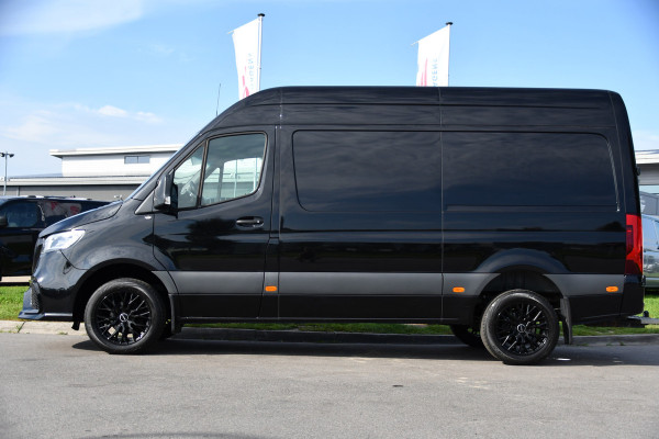 Mercedes-Benz Sprinter 319 1.9 CDI L2H2 AMG Black Edition Adaptieve Cruise, Carplay, 3500kg Trekhaak, Camera, LED, 190pk, 10,5'' Mbux, Sensoren, Leder, Standkachel. Automaat, Uniek!