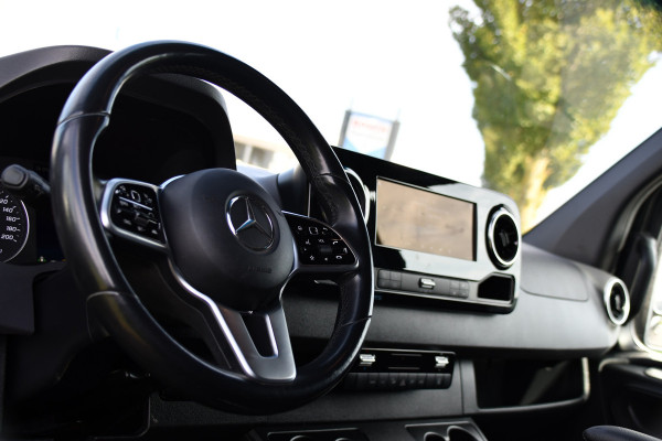 Mercedes-Benz Sprinter 319 1.9 CDI L2H2 AMG Black Edition Adaptieve Cruise, Carplay, 3500kg Trekhaak, Camera, LED, 190pk, 10,5'' Mbux, Sensoren, Leder, Standkachel. Automaat, Uniek!