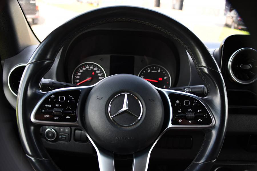 Mercedes-Benz Sprinter 319 1.9 CDI L2H2 AMG Black Edition Adaptieve Cruise, Carplay, 3500kg Trekhaak, Camera, LED, 190pk, 10,5'' Mbux, Sensoren, Leder, Standkachel. Automaat, Uniek!