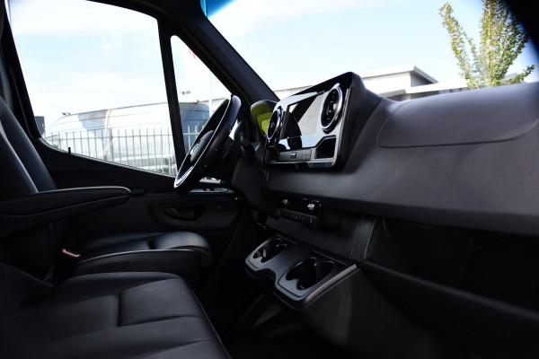 Mercedes-Benz Sprinter 319 1.9 CDI L2H2 AMG Black Edition Adaptieve Cruise, Carplay, 3500kg Trekhaak, Camera, LED, 190pk, 10,5'' Mbux, Sensoren, Leder, Standkachel. Automaat, Uniek!