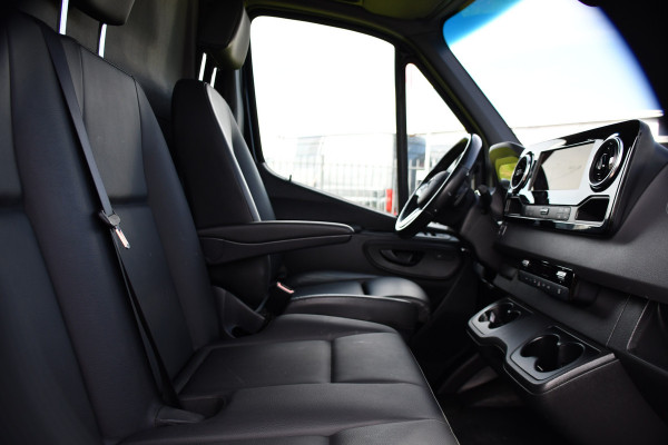 Mercedes-Benz Sprinter 319 1.9 CDI L2H2 AMG Black Edition Adaptieve Cruise, Carplay, 3500kg Trekhaak, Camera, LED, 190pk, 10,5'' Mbux, Sensoren, Leder, Standkachel. Automaat, Uniek!