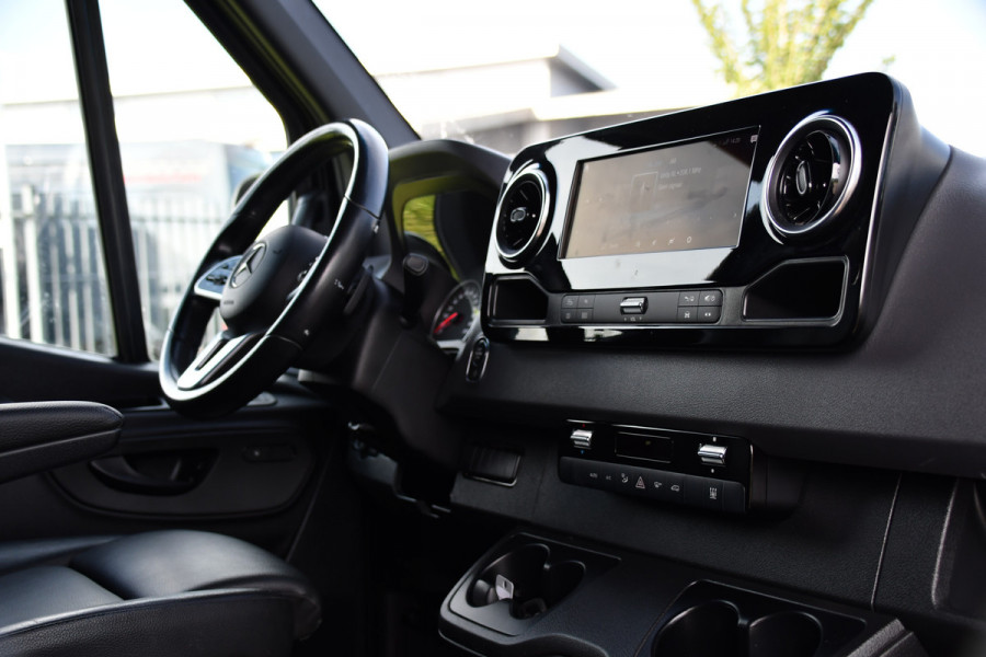 Mercedes-Benz Sprinter 319 1.9 CDI L2H2 AMG Black Edition Adaptieve Cruise, Carplay, 3500kg Trekhaak, Camera, LED, 190pk, 10,5'' Mbux, Sensoren, Leder, Standkachel. Automaat, Uniek!