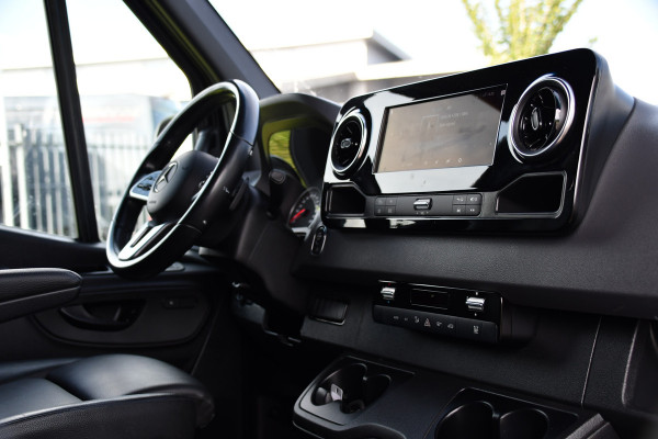 Mercedes-Benz Sprinter 319 1.9 CDI L2H2 AMG Black Edition Adaptieve Cruise, Carplay, 3500kg Trekhaak, Camera, LED, 190pk, 10,5'' Mbux, Sensoren, Leder, Standkachel. Automaat, Uniek!