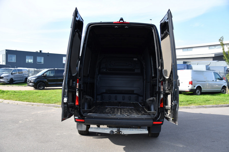 Mercedes-Benz Sprinter 319 1.9 CDI L2H2 AMG Black Edition Adaptieve Cruise, Carplay, 3500kg Trekhaak, Camera, LED, 190pk, 10,5'' Mbux, Sensoren, Leder, Standkachel. Automaat, Uniek!