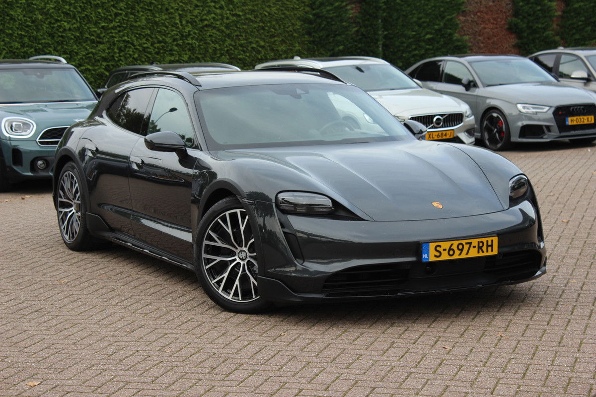 Porsche Taycan Cross Turismo 4 93 kWh / SoH 93,3% / Panoramadak / 360Camera / Passenger Display / Keyless / 20'' / Sportdesign+Chrono / Luchtvering / Stoelventilatie+Verwarming / Dodehoek / DAB / Cruise Control
