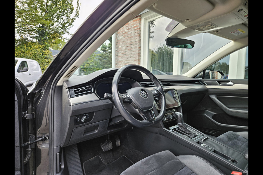 Volkswagen Passat Variant 1.5 TSI Highline Business R Trekhaak! Automaat! Camera! Carplay! Mooie/Nette Auto!