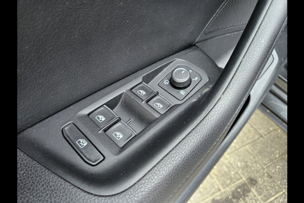 Volkswagen Passat Variant 1.5 TSI Highline Business R Trekhaak! Automaat! Camera! Carplay! Mooie/Nette Auto!