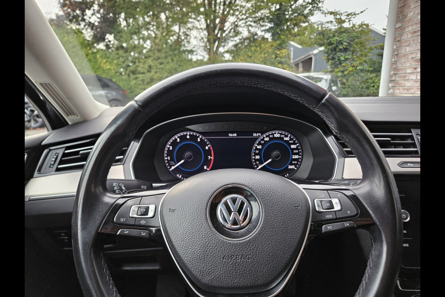 Volkswagen Passat Variant 1.5 TSI Highline Business R Trekhaak! Automaat! Camera! Carplay! Mooie/Nette Auto!