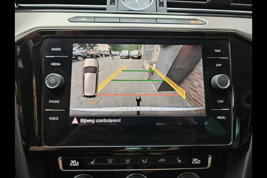 Volkswagen Passat Variant 1.5 TSI Highline Business R Trekhaak! Automaat! Camera! Carplay! Mooie/Nette Auto!
